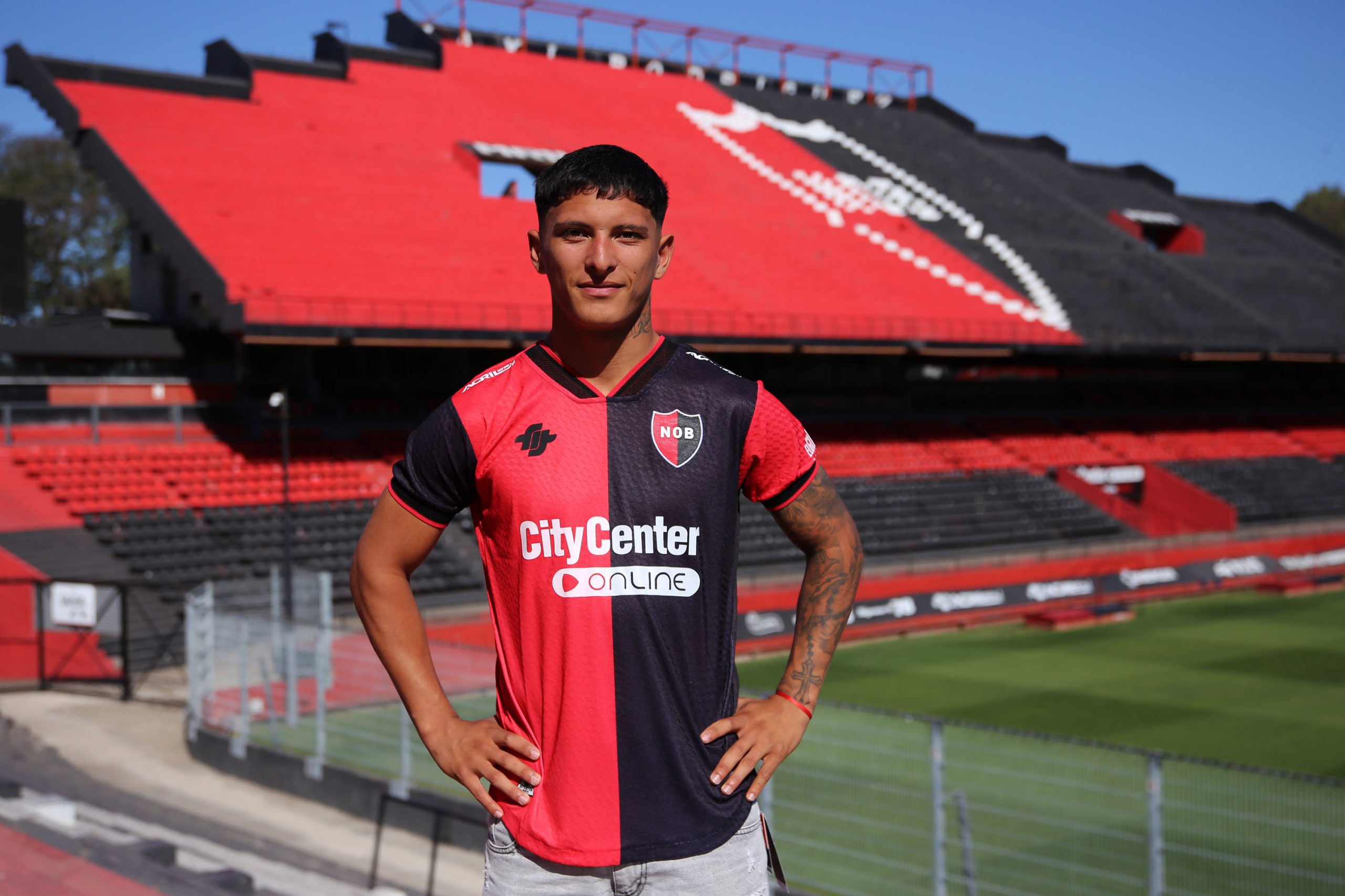 Joaquín Plaza firmó su primer contrato